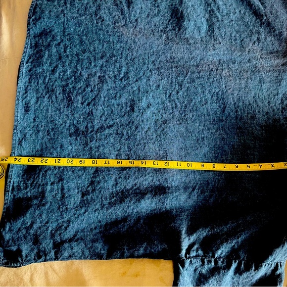 Eileen Fisher. Generous, boxy fit. Drapes away from the body to create movement. - Picture 6 of 7